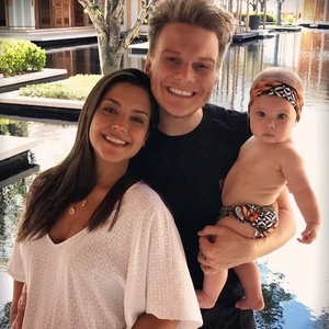 Melinda já faz carão até em foto de família - Reprodução/Instagram/@telo - Reprodução/Instagram/@telo