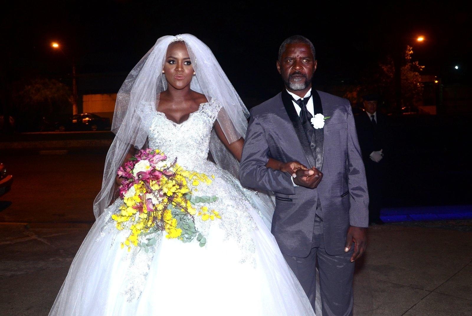 Ex-BBB Angélica Ramos entra na igreja de braços dados com o pai, Reinaldo, para seu casamento com o empresário francês Laurent Mougeot. A cerimônia foi estimada em R$ 200 mil - Eduardo Martins/AgNews