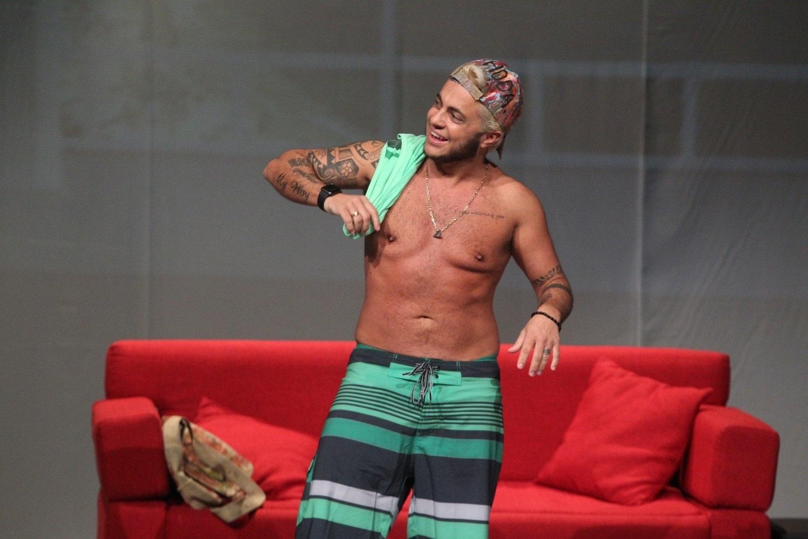 Thammy Miranda estreou nesta sexta-feira (2) a peça "T.R.A.N.S - Terapia de Relacionamento Amorosos Neuróticos Sexuais", no Teatro Glauce Rocha, no Rio, após a primeira apresentação na mostra de teatro Tiradentes em Cena, em Minas Gerais. No espetáculo, ele contracena com a namorada, Andressa Ferreira, tira a camisa e até vai para a cama com ela, mas a cena em que o ator fica de cueca foi retirada - Marcello Sá Barretto/AgNews