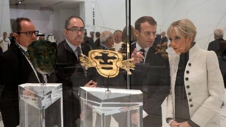 O presidente francês Emmanuel Macron e a primeira-dama, Brigitte Macron na abertura do museu - Ludovic Marin/Reuters