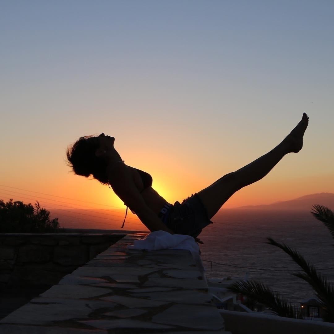 Para relaxar, alongar ou manter o corpo em forma, várias celebridades escolheram a ioga como prática diária. Com várias modalidades, a prática é mais do que um exercício, e sim uma verdadeira filosofia de vida. A apresentadora Luciana Gimenez é uma das que adota a prática em sua rotina. - Reprodução/Instagram