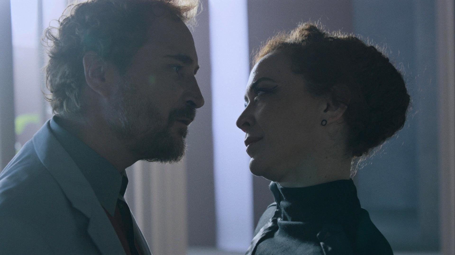 Ezequiel (João Miguel) confronta mulher em cena da segunda temporada de "3%" - Divulgação