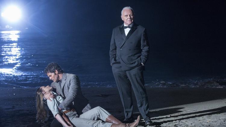 Robert Ford (Anthony Hopkins, à dir.) com Dolores (Evan Rachel Wood) e Teddy (James Marsden) em cena da primeira temporada de "Westworld" - Divulgação - Divulgação