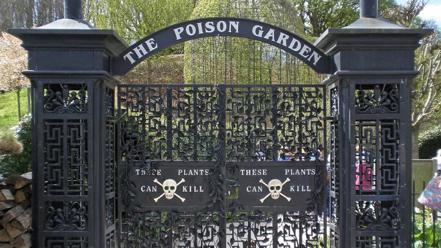 A entrada do Poison Garden tem duas caveiras e um aviso: "estas plantas podem matar" - Amanda Slater/www.flickr.com/photos/pikerslanefarm/34408914805/