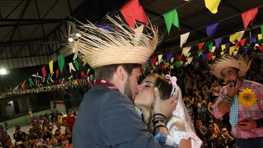 Casório junino: Ex-BBBs Breno e Paula se casam em arraiá  - AgNews