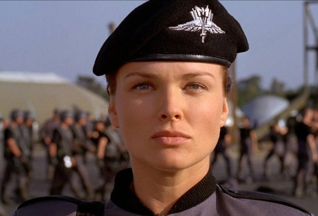 Dina Meyer em "Tropas Estelares" (1997) - Divulgação