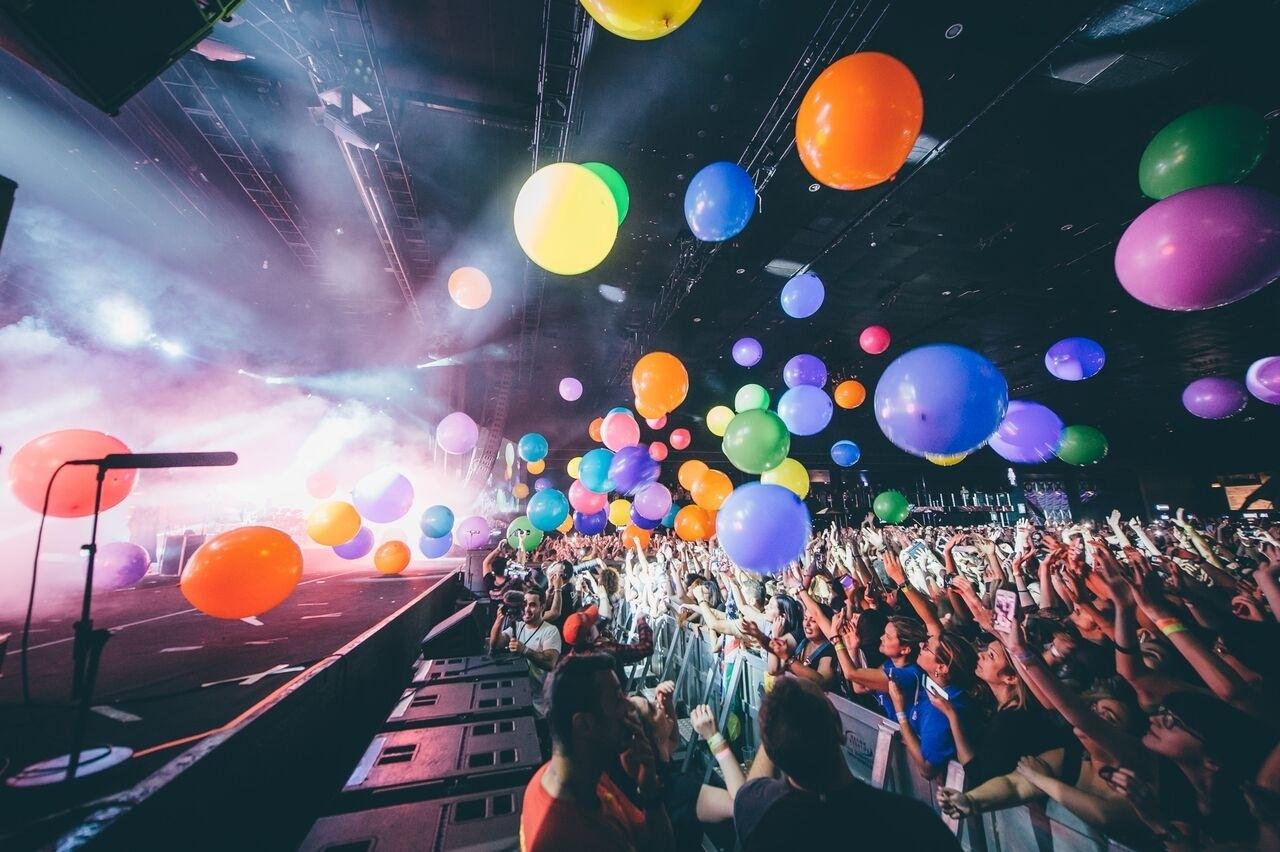Público brinca com balões no show do Thirty 30 Seconds to Mars - Stephan Solon/Divulgação