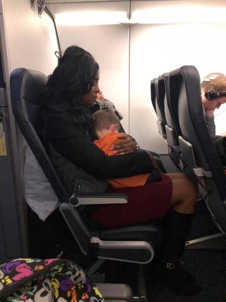 Mulher abordou mãe exausta no avião e ofereceu-se para cuidar do filho dela  - Reprodução/Facebook/Becca Kinsey