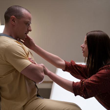 Kevin (James McCavoy) conversa com Casey (Anya Taylor-Joy) em cena de "Vidro" - Divulgação - Divulgação