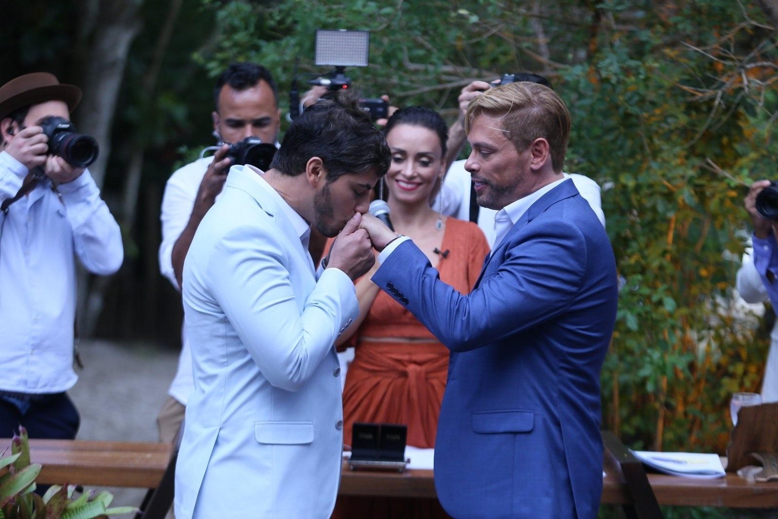Os noivos Bruno Chateaubriand e Diego Bocca se emocionaram na cerimônia de casamento realizada pela atriz Suzana Pires - Anderson Borde/Ag.News