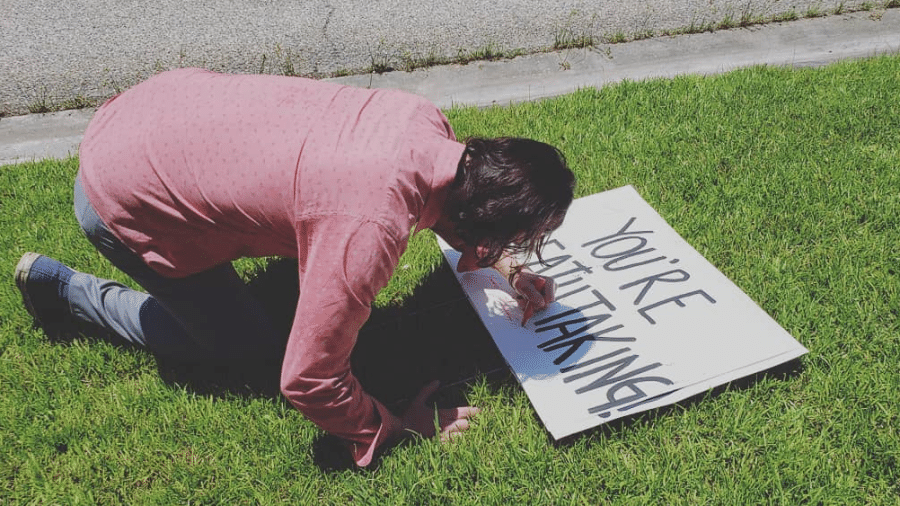 Keanu Reeves autografa placa - Reprodução/Twitter