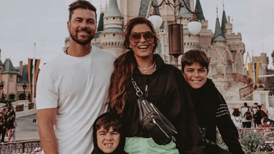 Juliana Paes posta foto na Disney acompanhada da família - Reprodução/Instagram