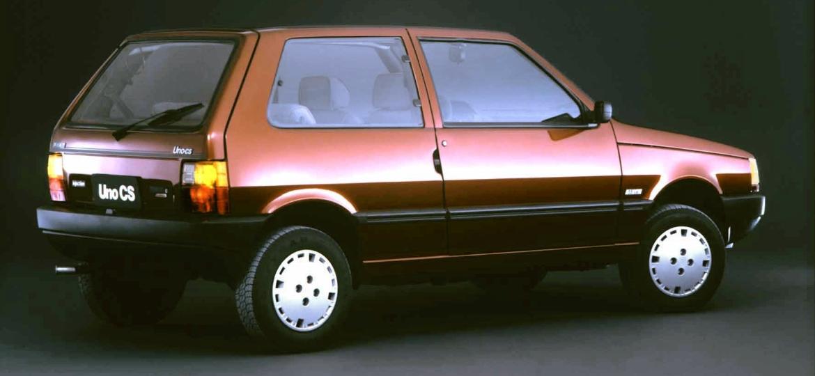 Uno CS 1988 registrado em Louveira (SP) terá placa COV1D19 caso substitua a chapa cinza pela Mercosul; carro é parecido com o da foto, que é de 1992 - Divulgação