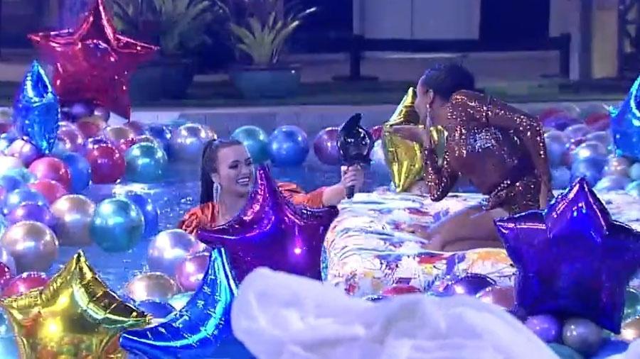 BBB 20: Rafa e Thelma tiram fotos na piscina durante festa - Reprodução/Globo