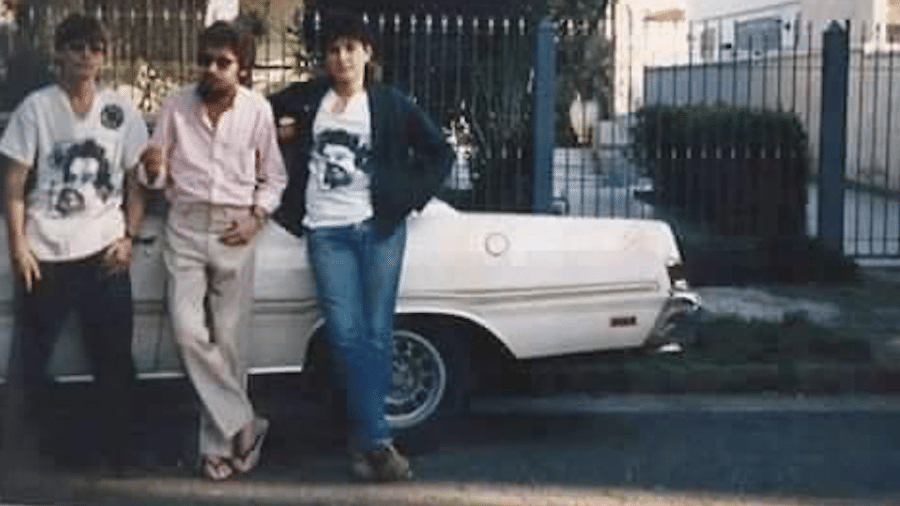 Raul Seixas posa com seu Dodge Magnum e fãs na rua de casa no Butantã, na capital paulista. Foto foi tirada entre 1986 e 1987, diz amigo - Arquivo pessoal