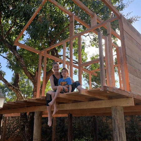 Ana Hickmann ao lado do filho, Alexandre, em casa na árvore no jardim de sua mansão - Reprodução/Instagram/@ahickmann