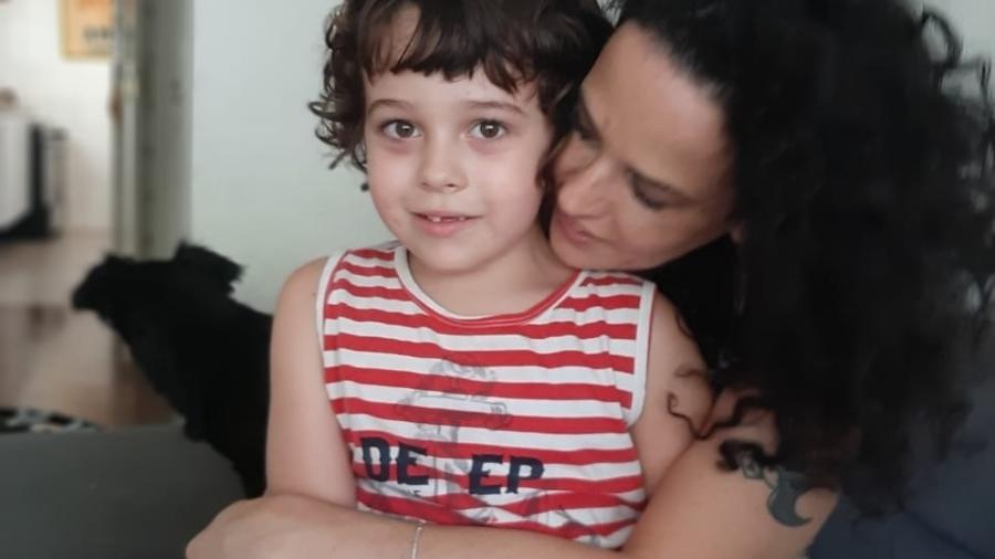 Manuela Aquino e o filho Thomás, de 6 anos. - Arquivo pessoal