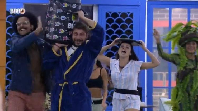 BBB 21: Brothers ganham bebida na madrugada - Reprodução/Globoplay - Reprodução/Globoplay