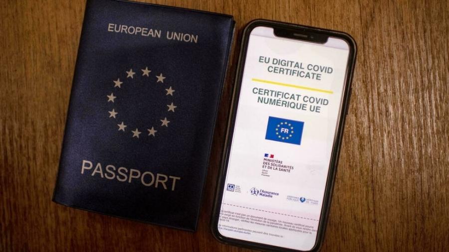 Os passageiros da UE não são mais obrigados a quarentena, mas devem apresentar o passaporte sanitário europeu que comprove uma vacinação completa, uma cura ou um teste negativo de menos de 48 horas - AFP