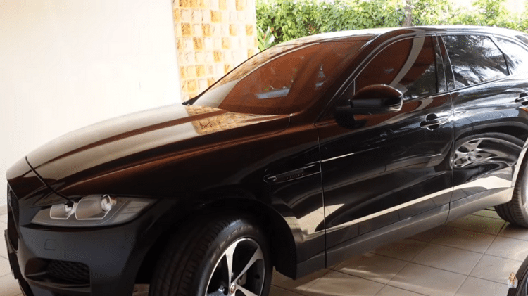 Virgínia Fonseca mostrou o novo carro de Zé Felipe, um Jaguar F-Pace com preço inicial em R$ 478 mil - Reprodução/Youtube - Reprodução/Youtube