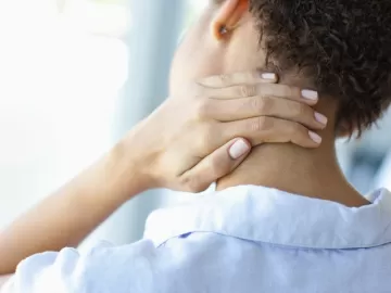 Dor no pescoço não é só má postura; conheça as causas e como tratar