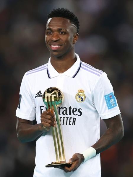 Vinicius Jr. ganhando prêmio de melhor jogador da final do Mundial de Clubes da FIFA de 2022. Na ocasião, seu clube, o Real Madrid foi campeão - Getty Images