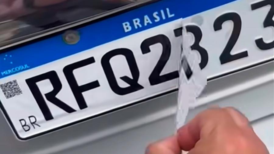 Fiscalização identificou adesivo aplicado sobre os caracteres originais da placa Mercosul, trazendo números e letras de outro veículo