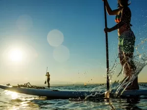 Bodyboard, surfe e mais: hospedagens em praias boas para esportes na água