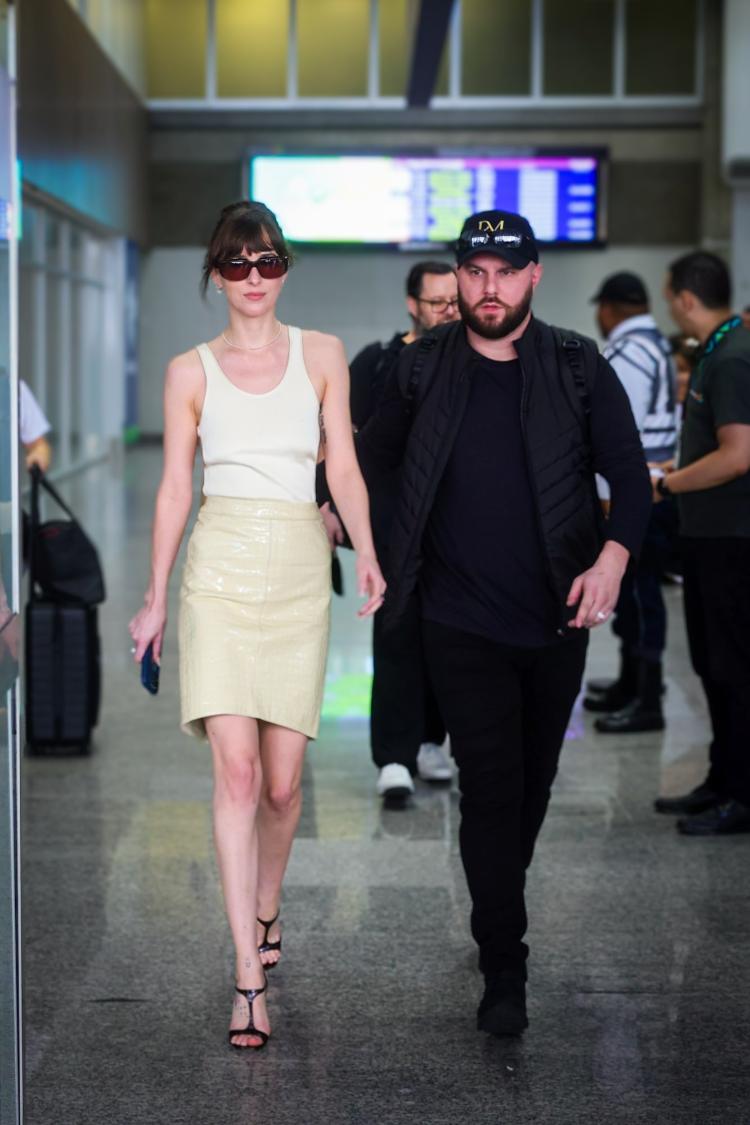 Dakota Johnson desembarca no RJ para divulgar o filme Madame Teia