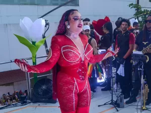 Gloria Groove usa vermelho para cantar hits e pedir para público LGBT votar