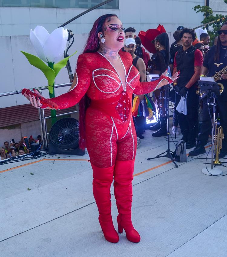 Glória Groove canta em trio da Parada do Orgulho LGBT+ de São Paulo 