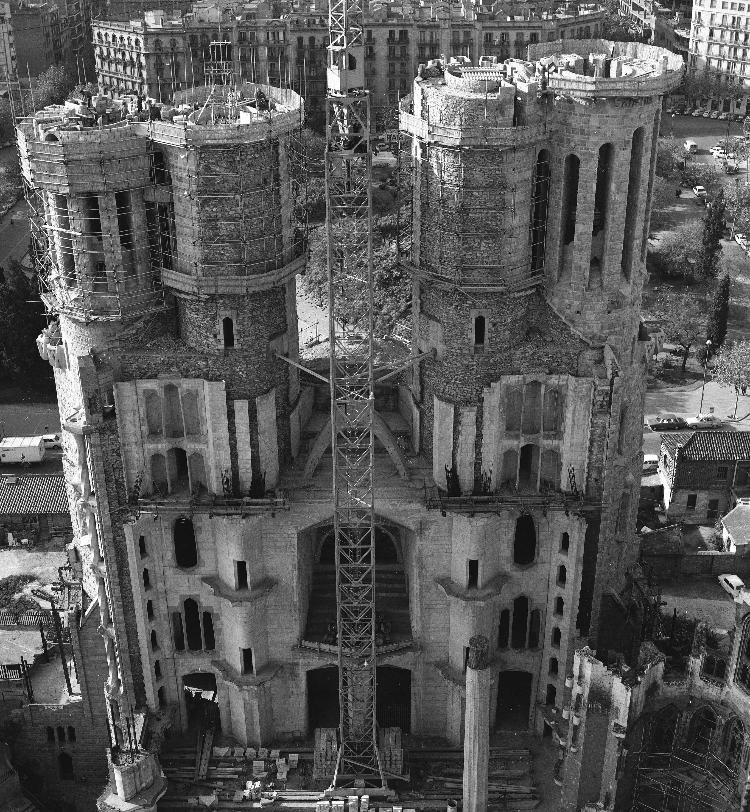 As obras da Sagrada Família começaram em 1884 e ainda não terminaram. Aqui, as torres de sua face Sul são vistas em 1970.