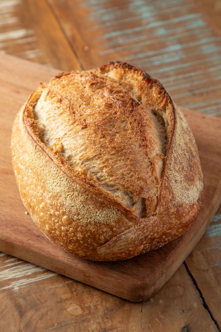 Pão da Capa: dois terços de farinha branca, um terço de farinha integral, fermento natural. Ganhou esse nome por ser a receita da capa do livro Pão Nosso (2016) Pão da Capa: dois terços de farinha branca, um terço de farinha integral, fermento natural. Ganhou esse nome por ser a receita da capa do livro Pão Nosso (2016)