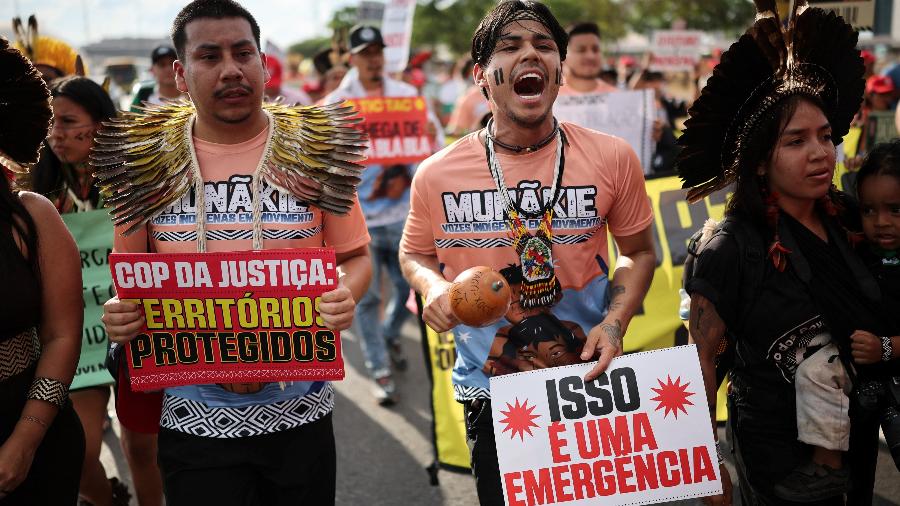 Jovens indígenas protestam na Pré-COP em Brasília Jovens indígenas protestam na Pré-COP em Brasília