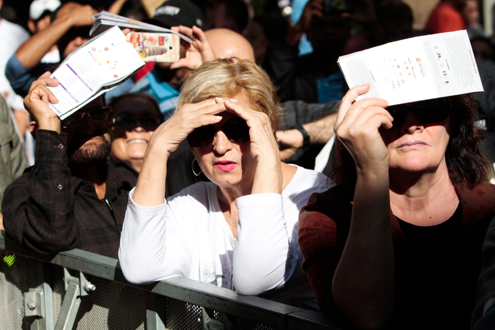 21.jun.2015 - Público se protege do sol durante a apresentação do Golden Boys no Palco São João, na Virada Cultural de São Paulo - Leonardo Benassatto/Futura Press/Estadão Conteúdo
