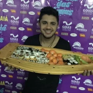 Foto: Cristiano Araújo e a namorada, Allana Moraes, não estariam usando o  cinto de segurança e foram projetados para fora do veículo. A jovem morreu  na hora - Purepeople