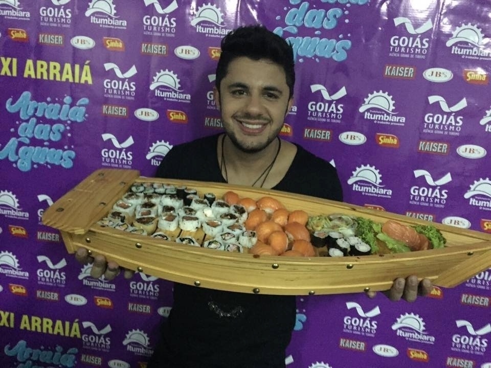 24.jun.2015 - Em foto postada no Facebook, horas antes do acidente, Cristiano Araújo exibe barco de sushi após o show no XI Arraiá das Águas, em Itumbiara (GO). "Bora jantar?", escreveu - Reprodução/Facebook