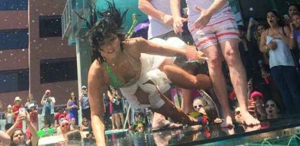 Demi Lovato levou um tombo na beira de piscina durante uma de suas apresentações, mas a queda ficou de fora do vídeo final. - Reprodução/Instagram