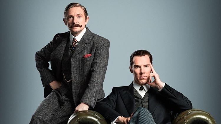 Dr. Watson (Martin Freeman) e Sherlock Holmes (Benedict Cumberbatch) aparem com visual vitoriano em imagem da série "Sherlock" divulgada pela BBC
