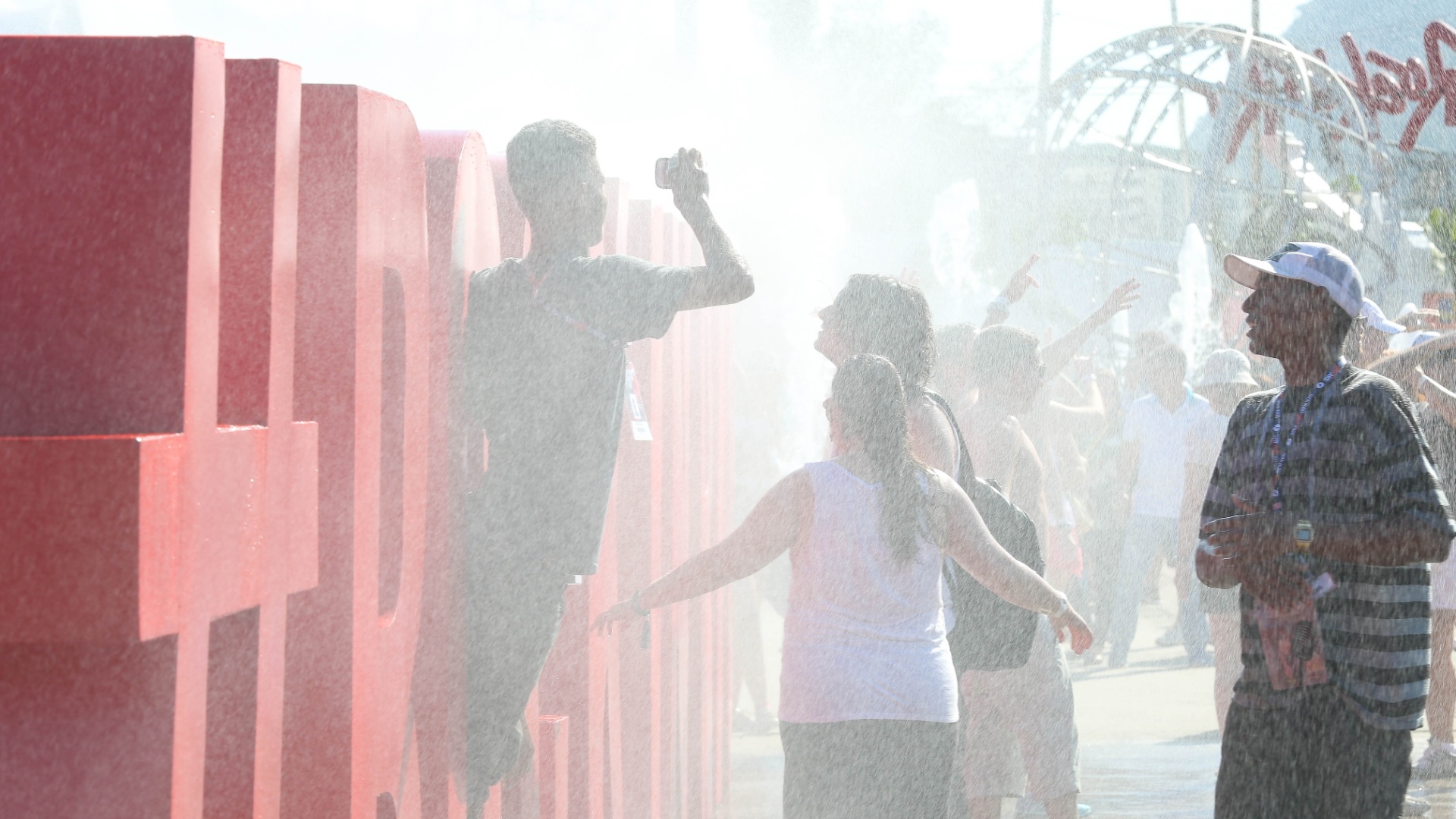18.set.2015 - Com a temperatura batendo os 38º C e sensação térmica de 40º C, público que chega à Cidade do Rock, para curtir o primeiro dia de Rock in Rio, tenta se refrescar do jeito que pode e já aproveita para tirar foto - Marco Antônio Teixeira/UOL