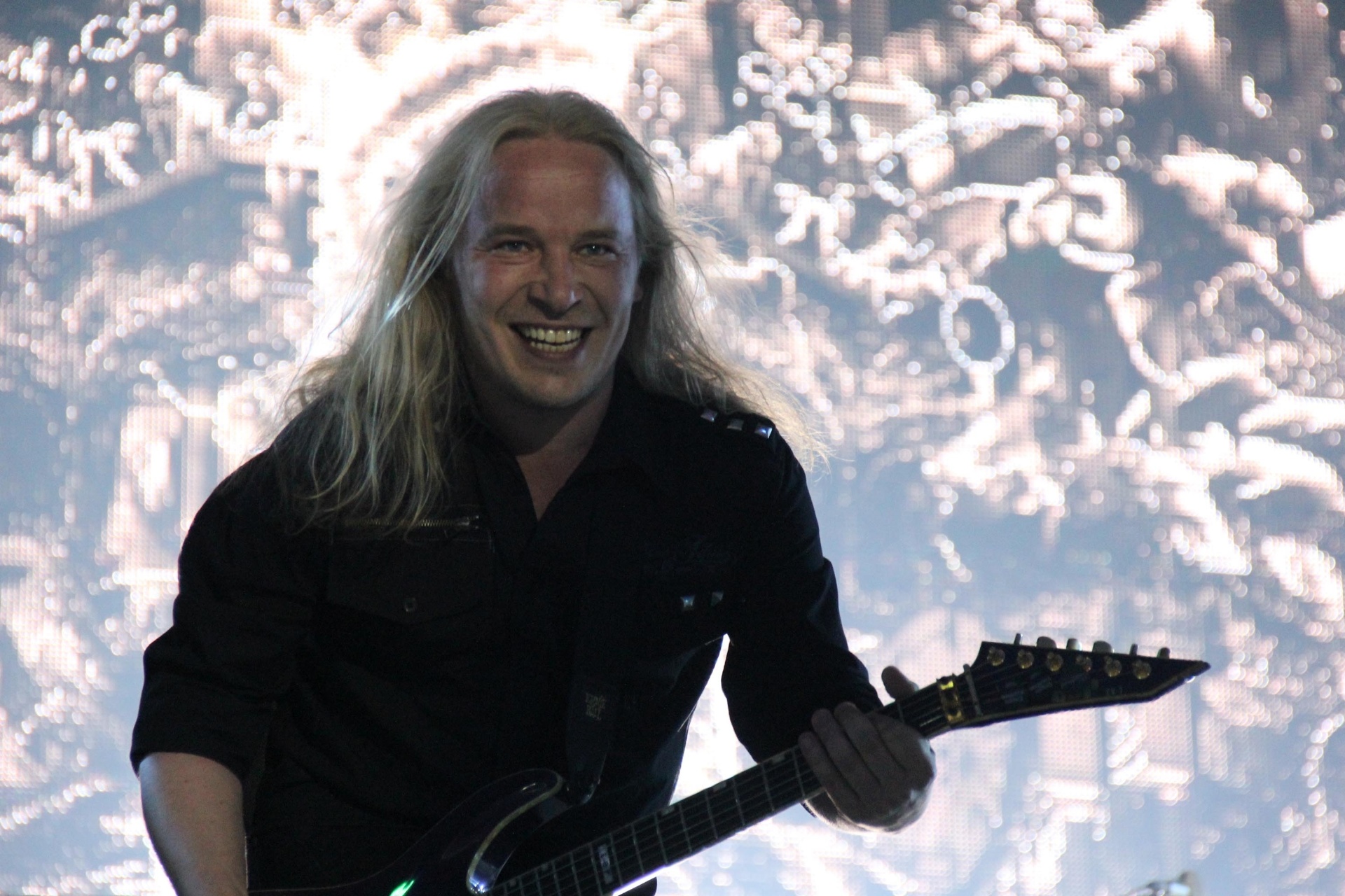 25.set.2015 - Mesmo com menor público, os finlandeses do Nightwish arrancam gritos e pulos dos fãs no palco Sunset, durante o quinto dia de shows do Rock in Rio 2015. - Luiz Souza/Estadão Conteúdo