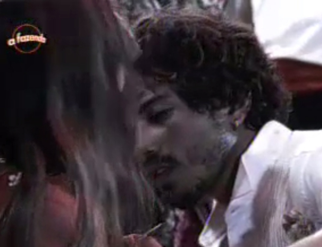Douglas Sampaio tenta beijar Rayanne Morais em festa de "A Fazenda 8" - Reprodução/Record