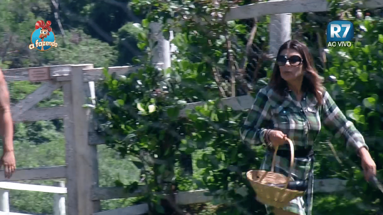 07.out.2015 - "Quem nunca fez xixi na piscina?", perguntou Mara Maravilha aos peões - Reprodução/Record