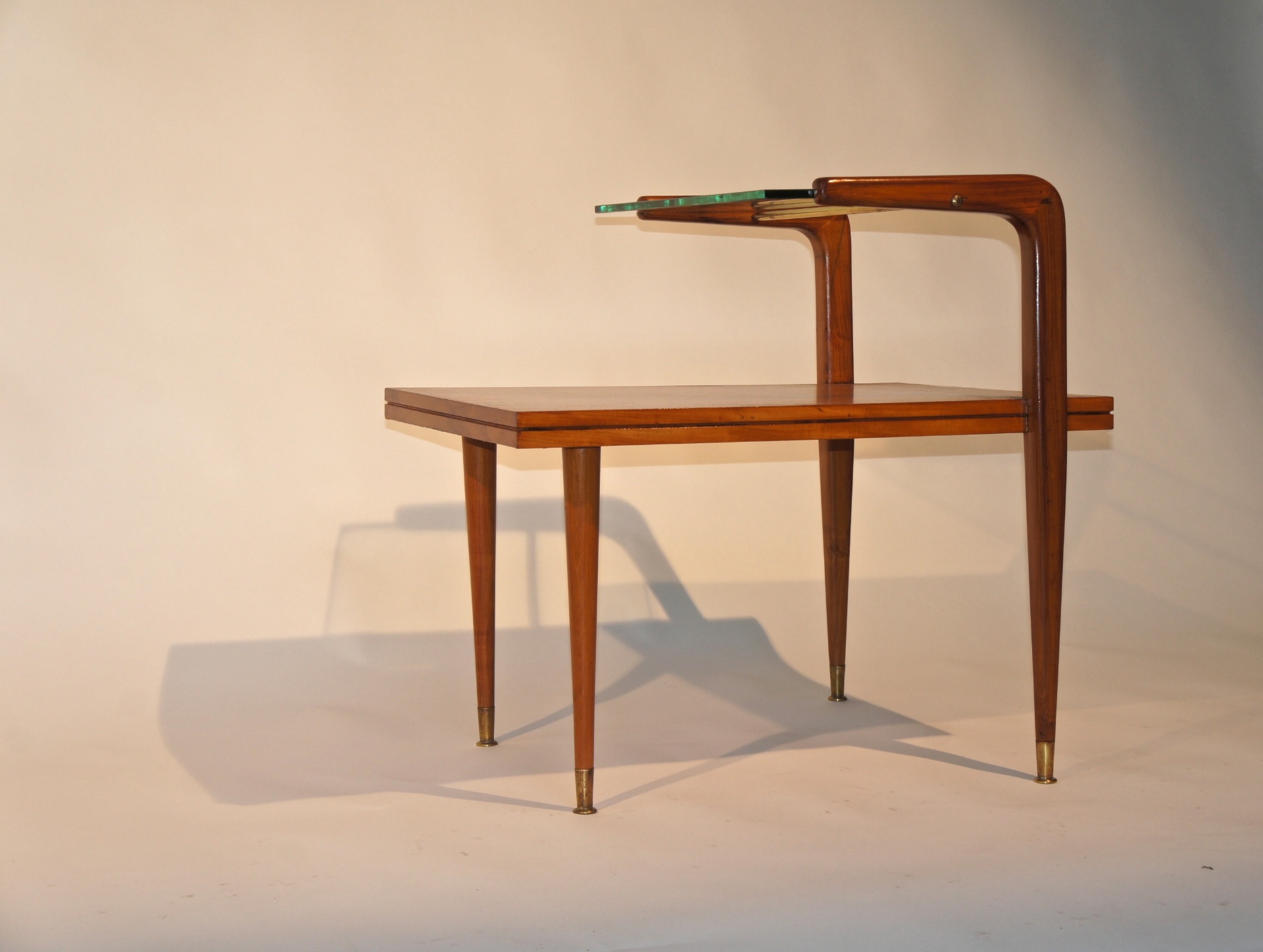 Datada de 1954, esta mesa lateral em caviúna é um dos móveis desenhados pelo arquiteto Giuseppe Scapinelli nos anos 50. O designer fazia uso dos pés-palito e combinava vidro, metal e cerâmica à madeira em suas criações - Divulgação