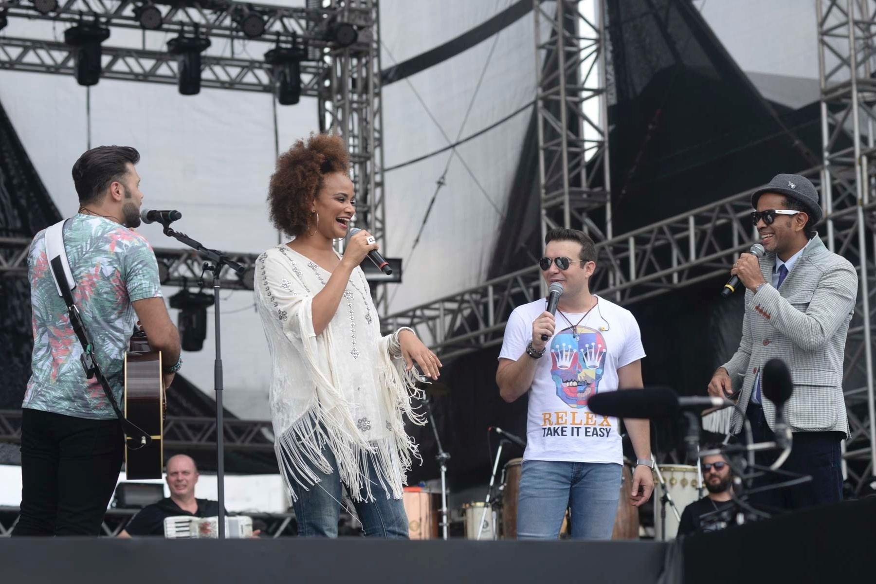 28.nov.2015 - A dupla Marcos & Belutti abrem o Palco Pop na tarde de sábado no Brahma Valley e convidam Luciana Mello e Jair Oliveira para uma pequena participação - Leo Marinho/Divulgação