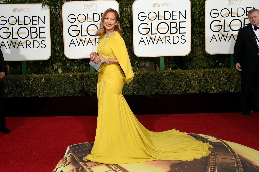 10.jan.2016 - Jennifer Lopez posa sorridente no tapete vermelho do Globo de Ouro 2016 - Reuters
