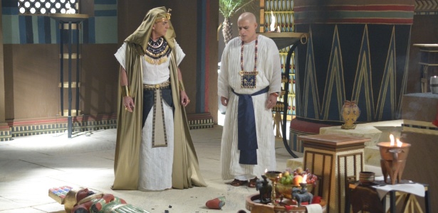 Sérgio Marone dá banho como o faraó Ramsés, tanto na novela como no longa-metragem - Divulgação