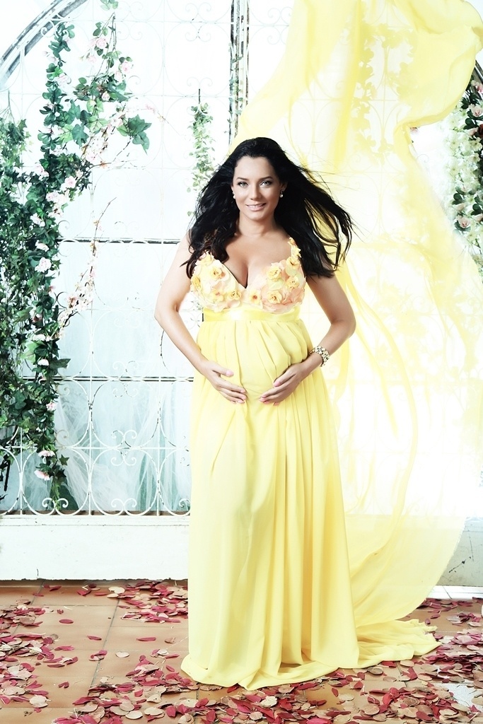 Mônica Carvalho, 44 anos, conseguiu engravidar pela segunda vez após cinco fertilizações in vitro ao longo de quase seis anos. Nesse período, ela sofreu dois abortos espontâneos. À espera de Valentina, ela registrou os oito meses de gestação em um ensaio - Roni Sanches/Divulgação