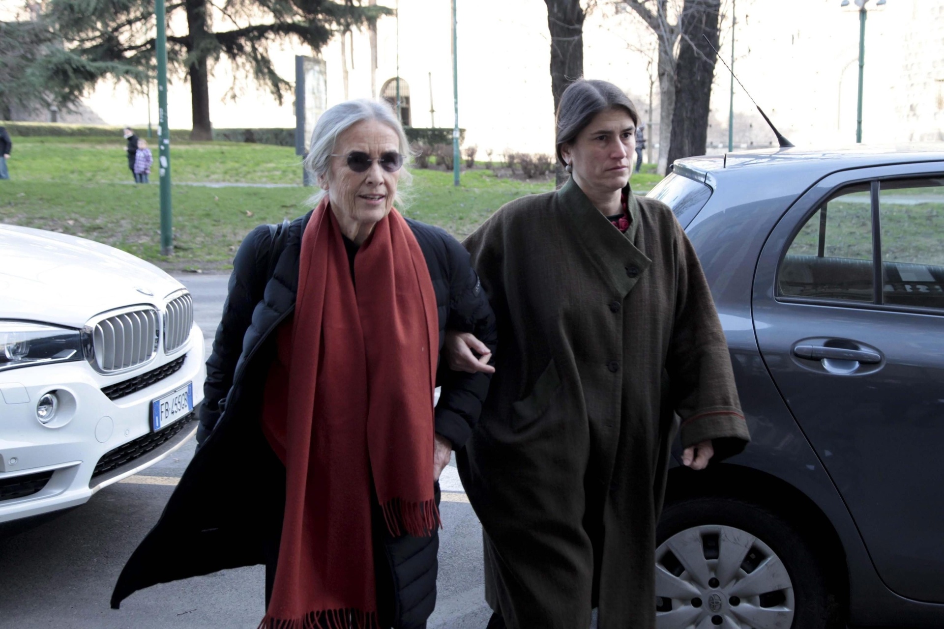 20.fev.2016 - Renata Eco e Carlotta Eco, mulher e filha de Umberto, em frente à casa do escritor em Milão após uma visita ao Castelo Sforzesco, local que sedia o funeral - Mourad Balti/EFE