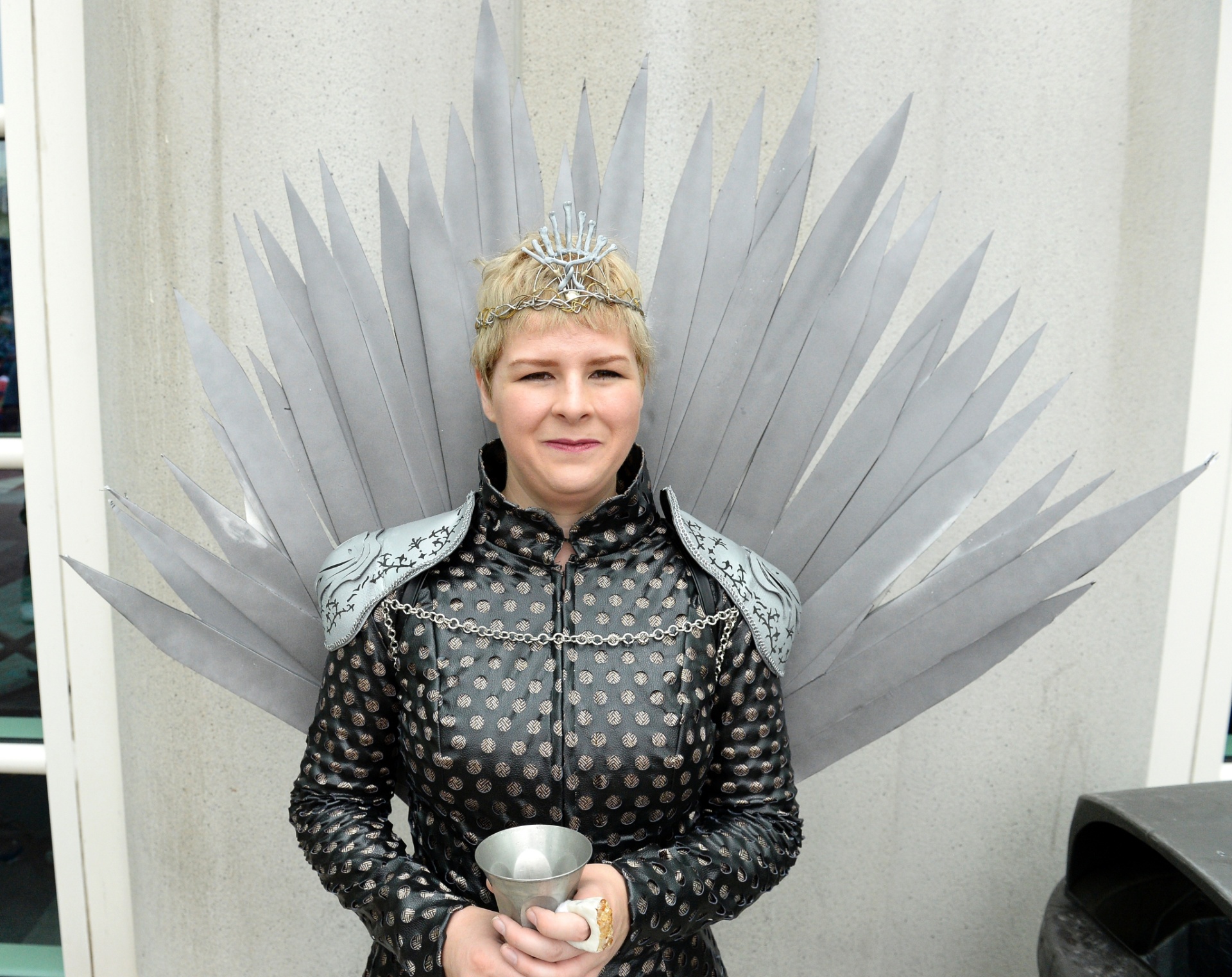 23.jul.2016 - A rainha Cersei está esplendorosa no trono de ferro de "Game of Thrones" e não ia ficar de fora da San Diego Comic-Con, maior evento geek do mundo - Getty Images